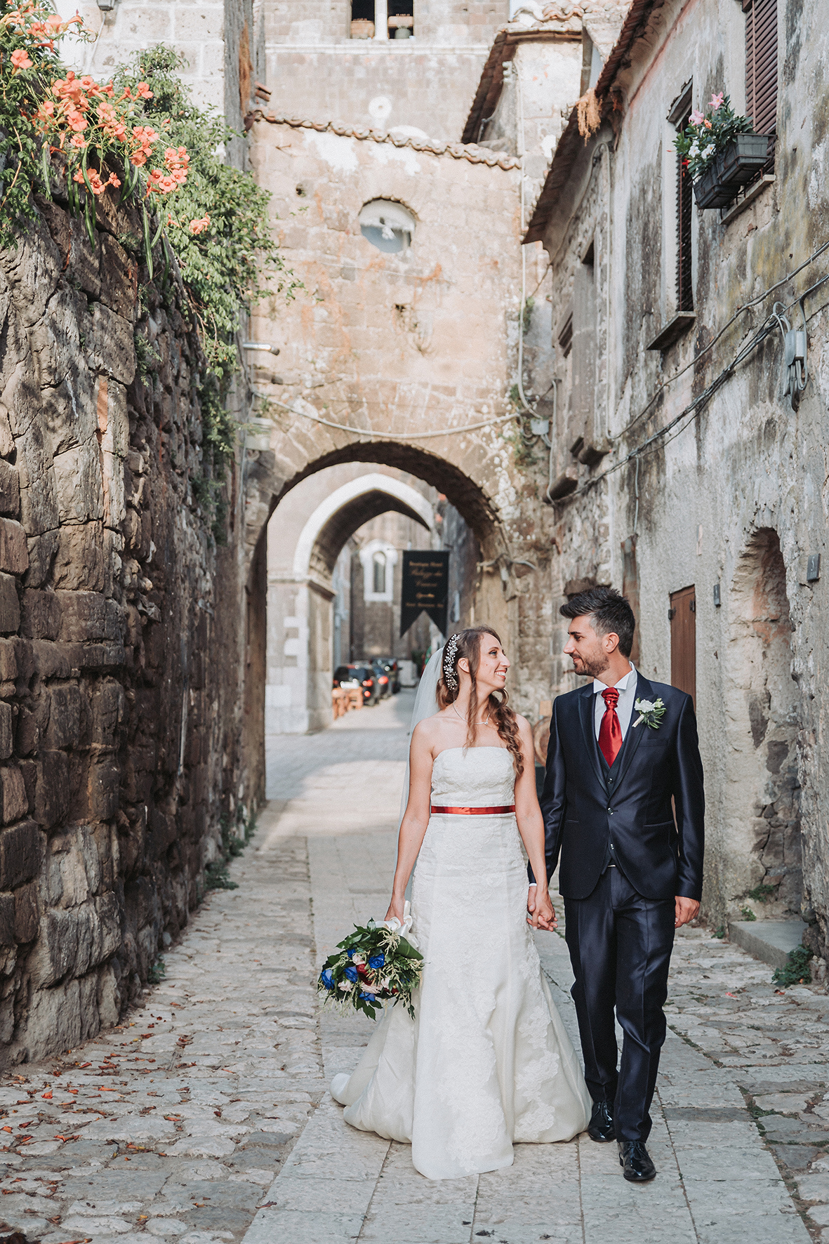 sposi che passeggiano nel borgo di caserta vecchia reportage di matrimonio