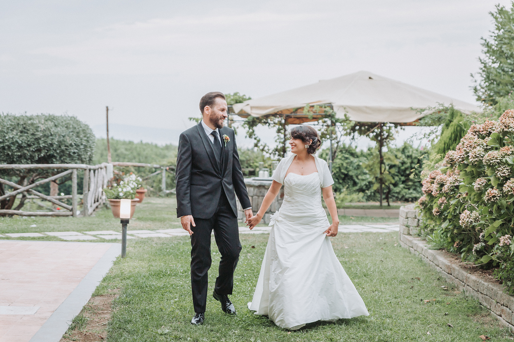 sposi che passeggiano villa della porta pacognano fotoreportage-matrimonio