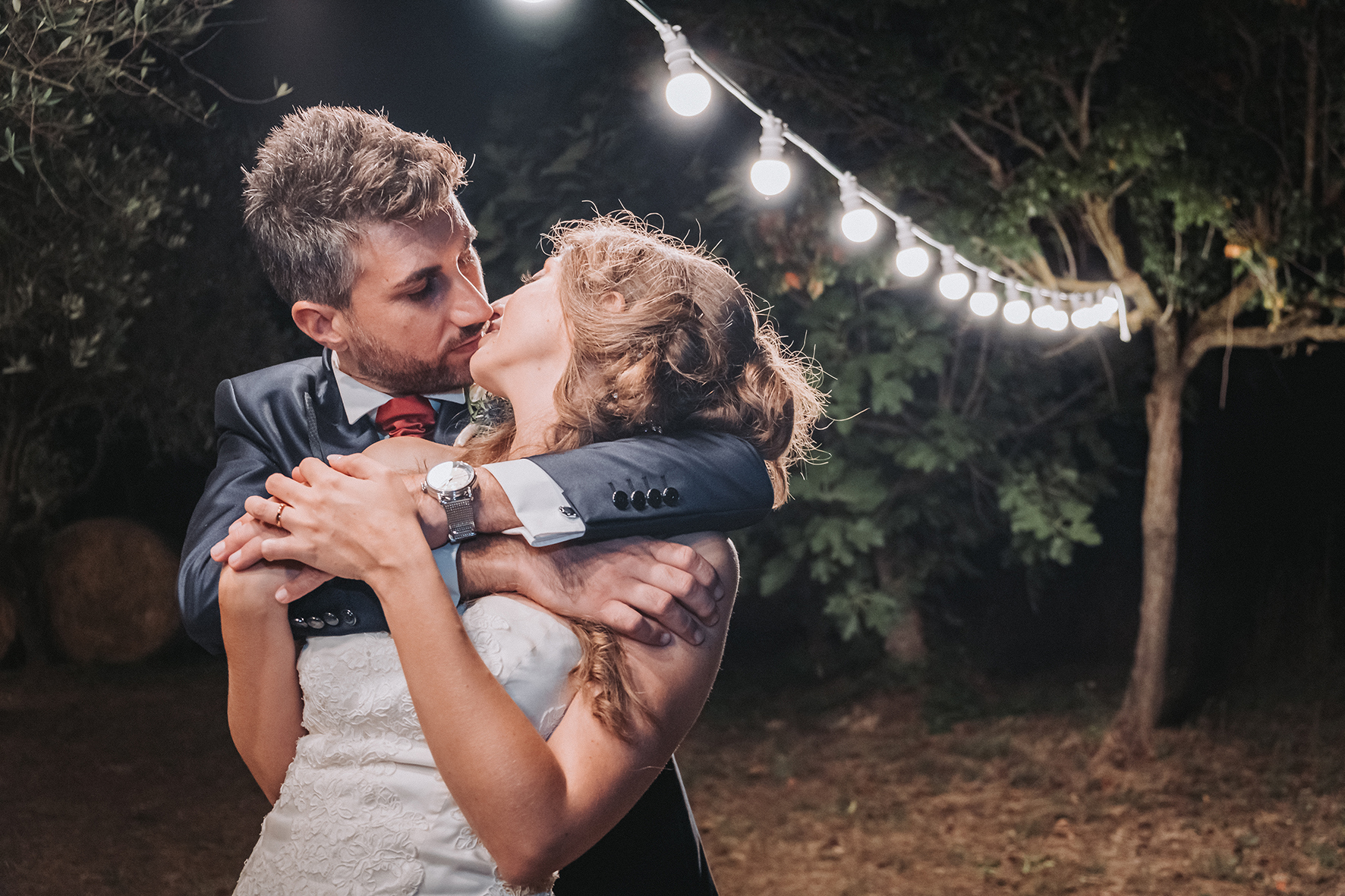 sposi sotto le luci romantiche reportage fotografico matrimonio