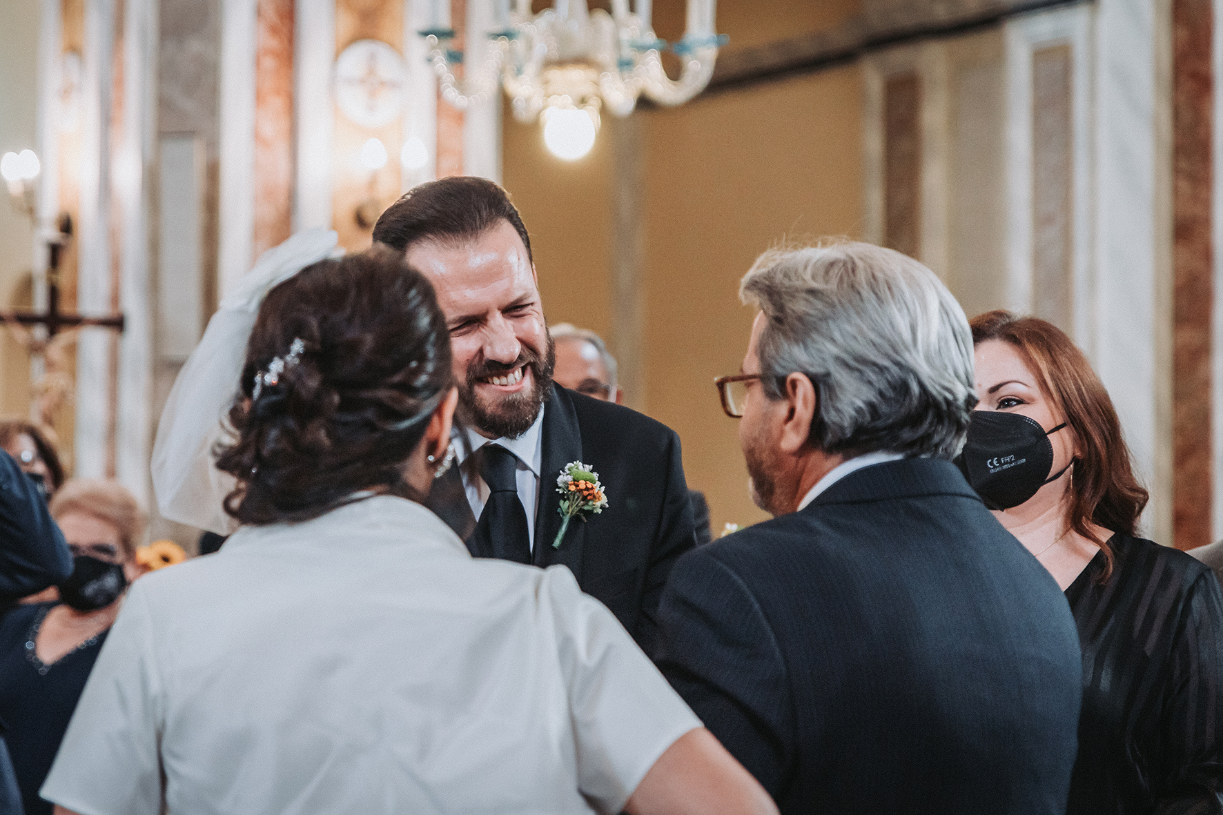 sposo saluta il padre della sposa reportage di matrimonio