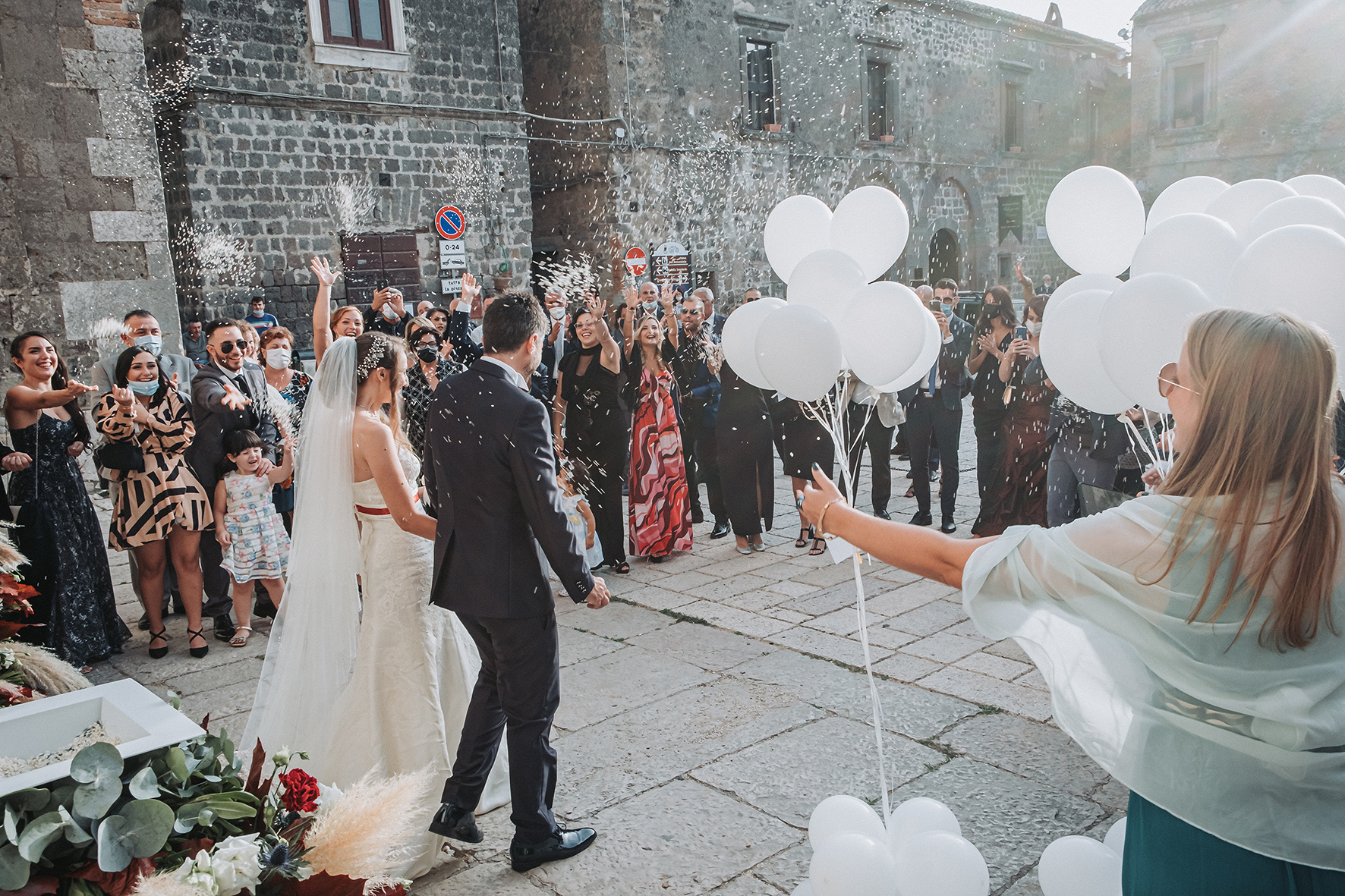 uscita dalla chiesa degli sposi foto di matrimonio