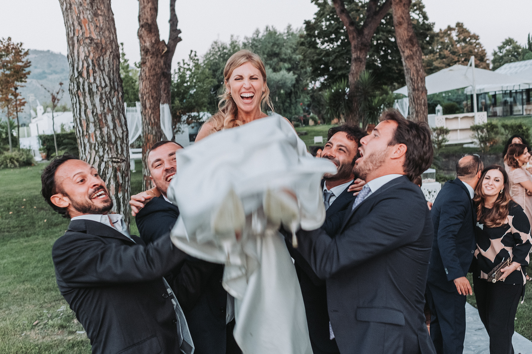 sposa lanciata in aria reportage di matrimonio villa habiba pozzuoli