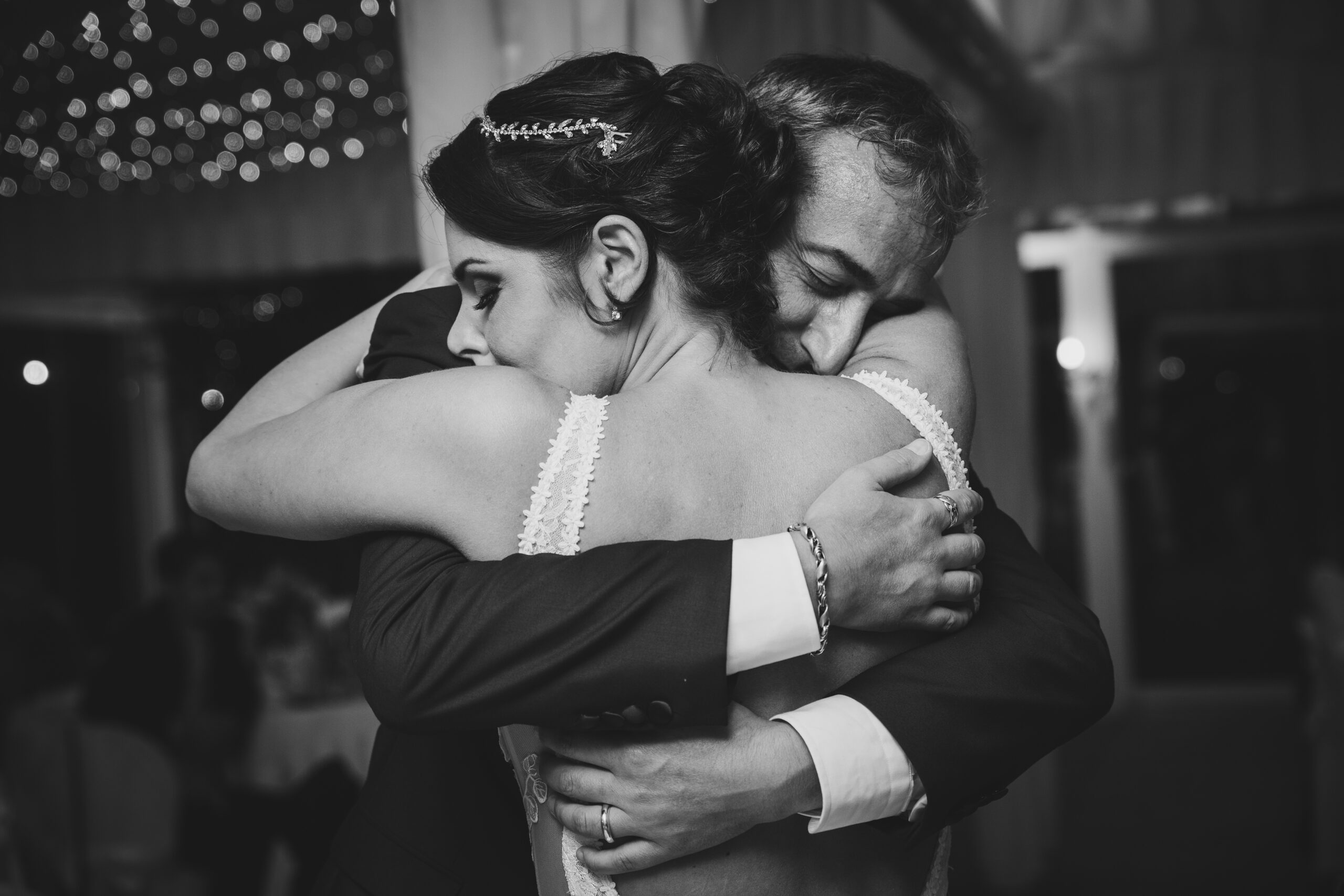abbraccio degli sposi primo ballo reportage fotografico